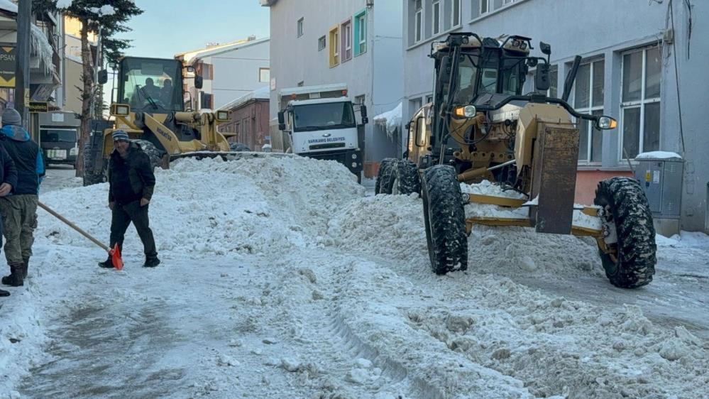 Sarıkamış’ta kar seferberliği: İlçe merkezinden 600 kamyon kar taşındı