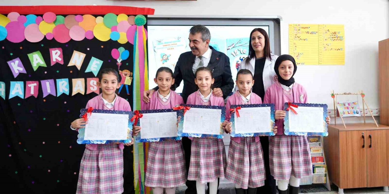 Milli Eğitim Bakanı Tekin, Ağrı’da beşiz kardeşlere karnelerini verdi