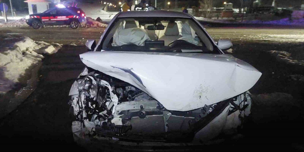 Bingöl’de otomobil domuz sürüsüne çarptı: 3 yaralı