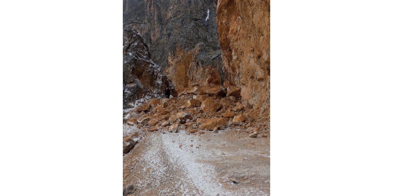 Kemaliye’de Taş Yolu geçici olarak trafiğe kapatıldı