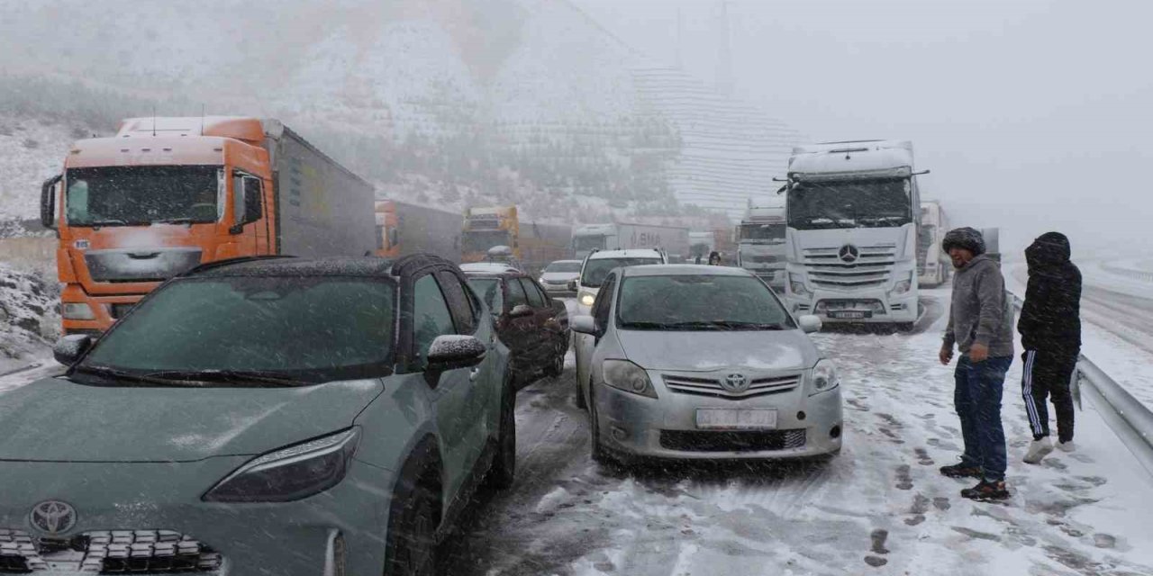 Erzincan-Sivas kara yolunda ulaşım güçlükle sağlanıyor