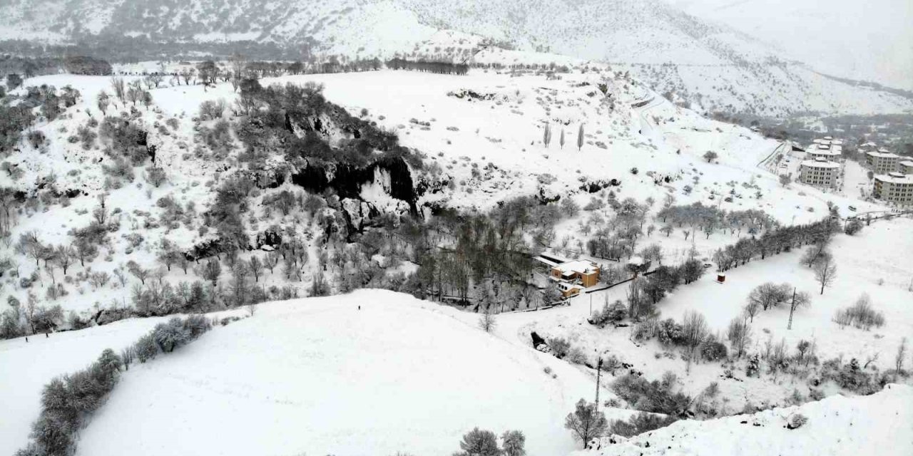 Girlevik Şelalesi’nde kar kalınlığı 20 santimetreye ulaştı
