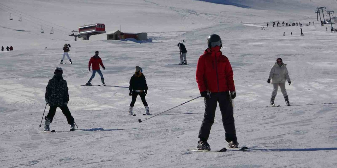 Yoğun kar yağışı Abalı Kayak Merkezi’ni yeniden hareketlendirdi