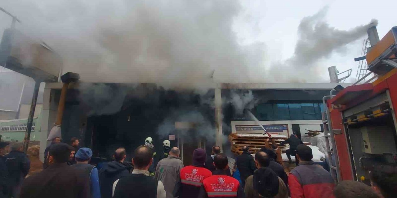 Sanayi sitesinde büyük yangın: 5 kişi hastaneye kaldırıldı