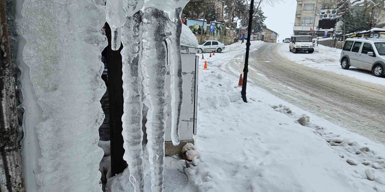 Harput’ta dondurucu soğuklar: Çatılarda metrelerce buz sarkıtları oluştu