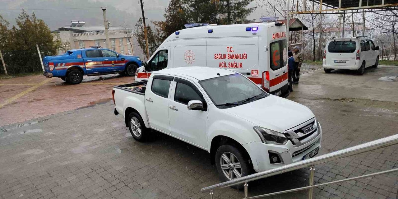 Tavşan avında kazara arkadaşını vurdu