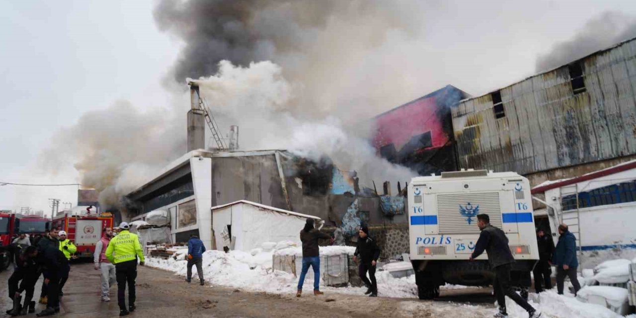 Erzurum’daki mobilya üretimi yapan iş yerinde çıkan yangın öncesi meydana gelen patlama güvenlik kamerasında