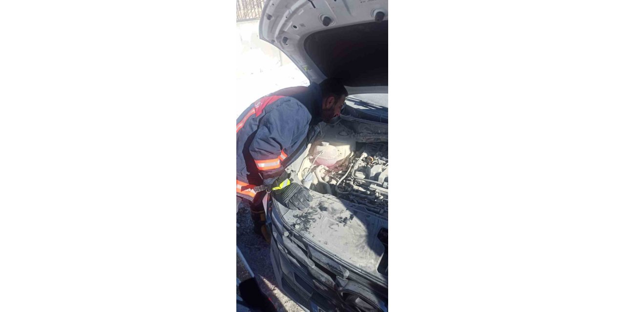 Van’da seyir halindeki otomobil yandı