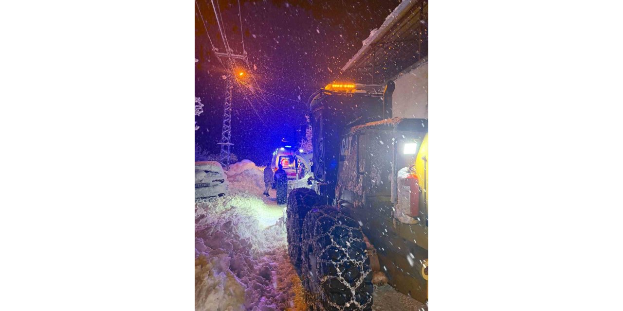 Bitlis’te rahatsızlanan vatandaş zorlu şartlarda hastaneye ulaştırıldı