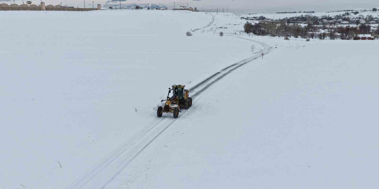 Van’da 283 yerleşim yerinin yolu kapandı