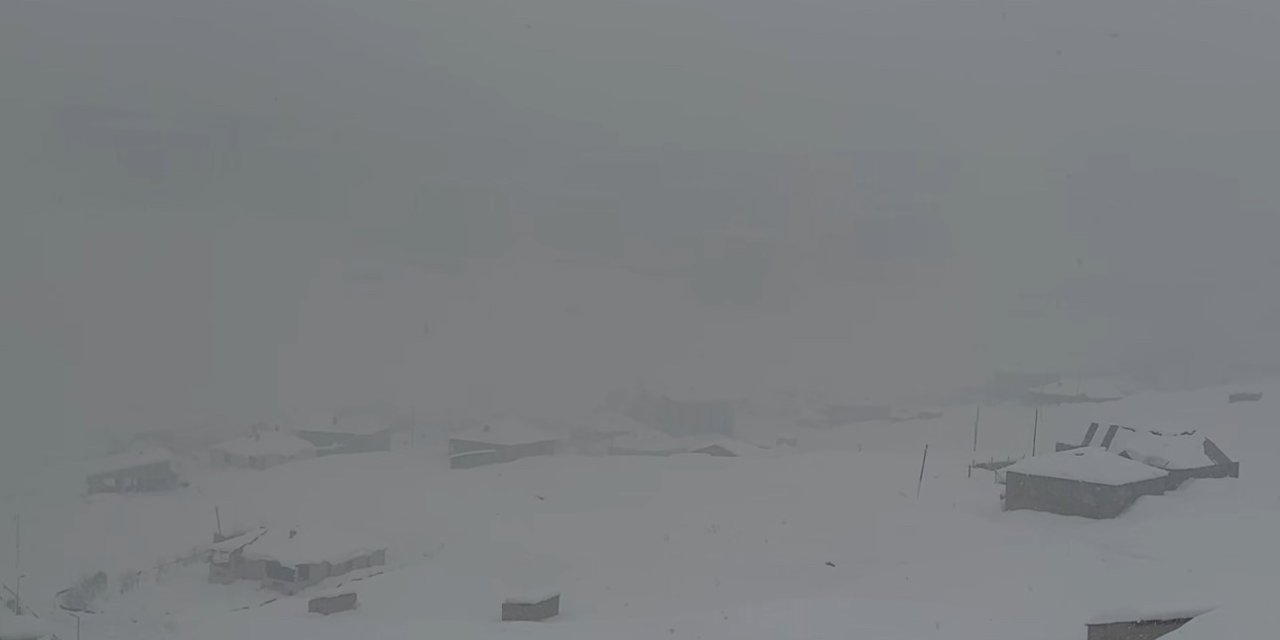 Hakkari’de kar yağışı: 43 yerleşim yerinin yolu kapandı