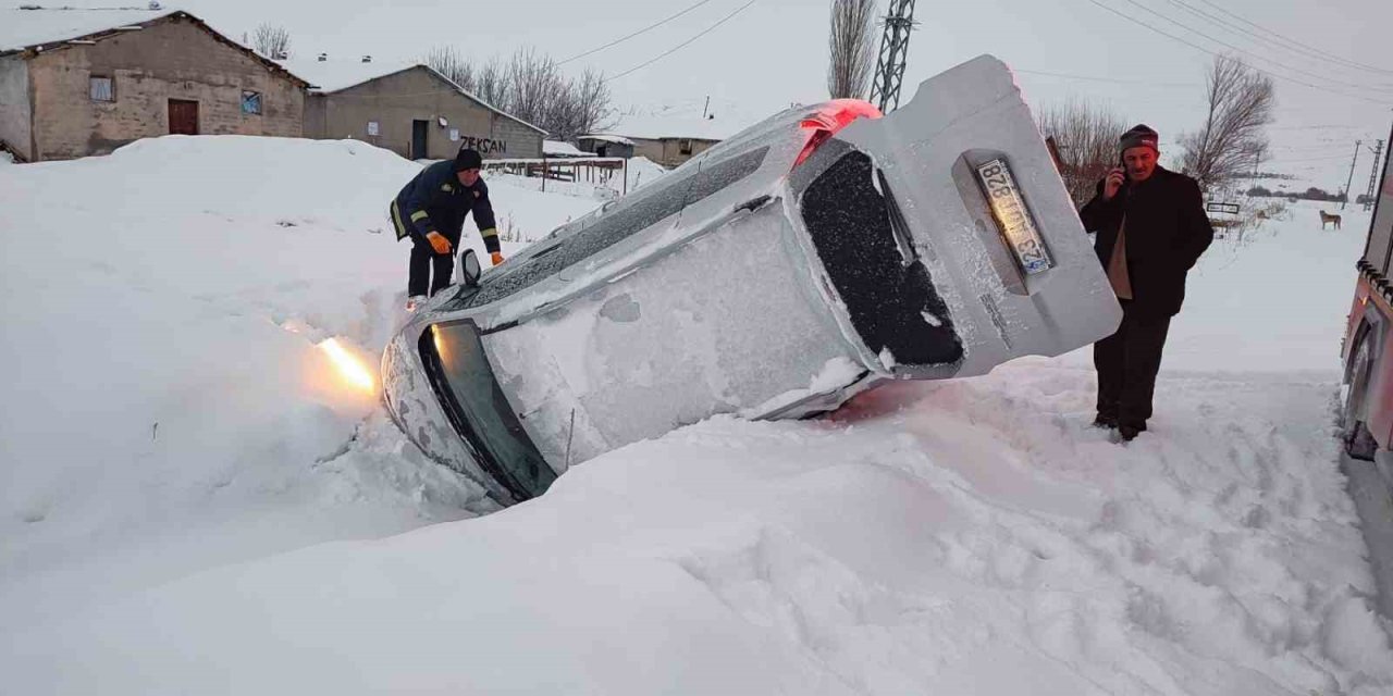 Elazığ’da karda kayan hafif ticari araç devrildi: 2 yaralı