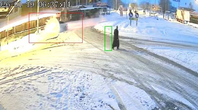 Karla kaplı yolda duramayan araç refüje çıktı