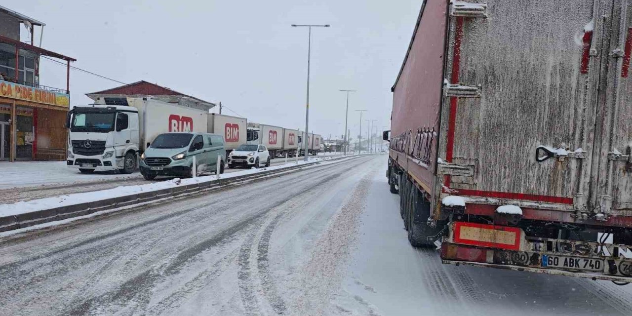 Malatya’da kar yağışı ulaşımı aksattı