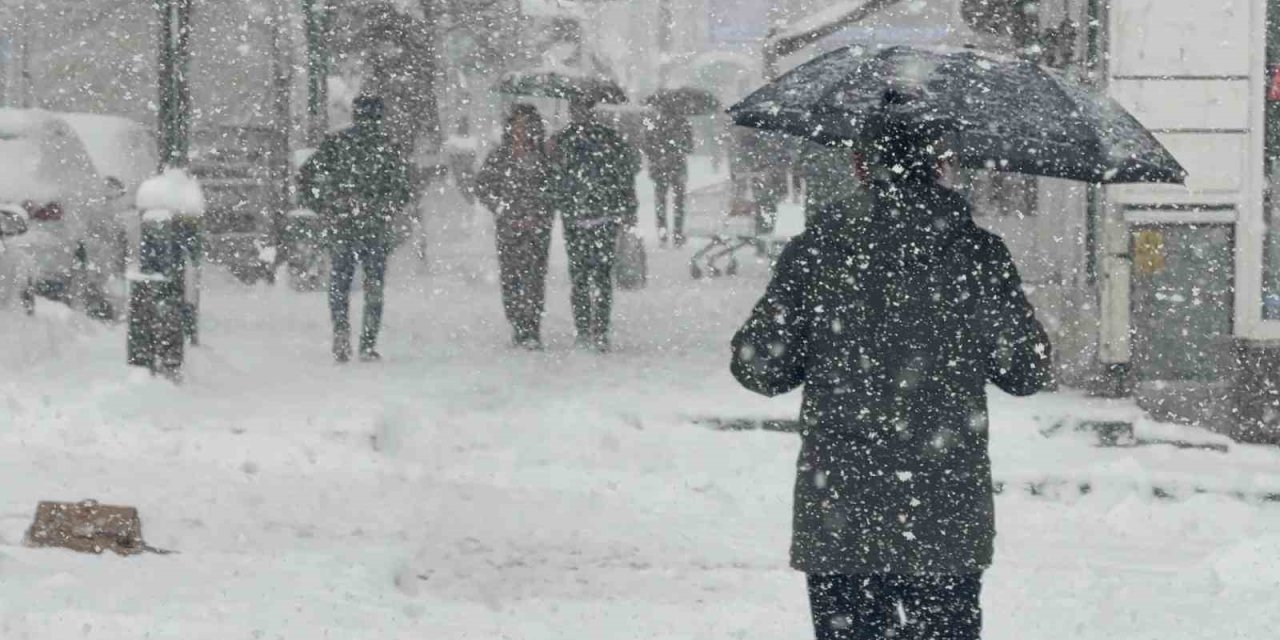 Tatvan’da yoğun kar yağışı yeniden etkili oluyor