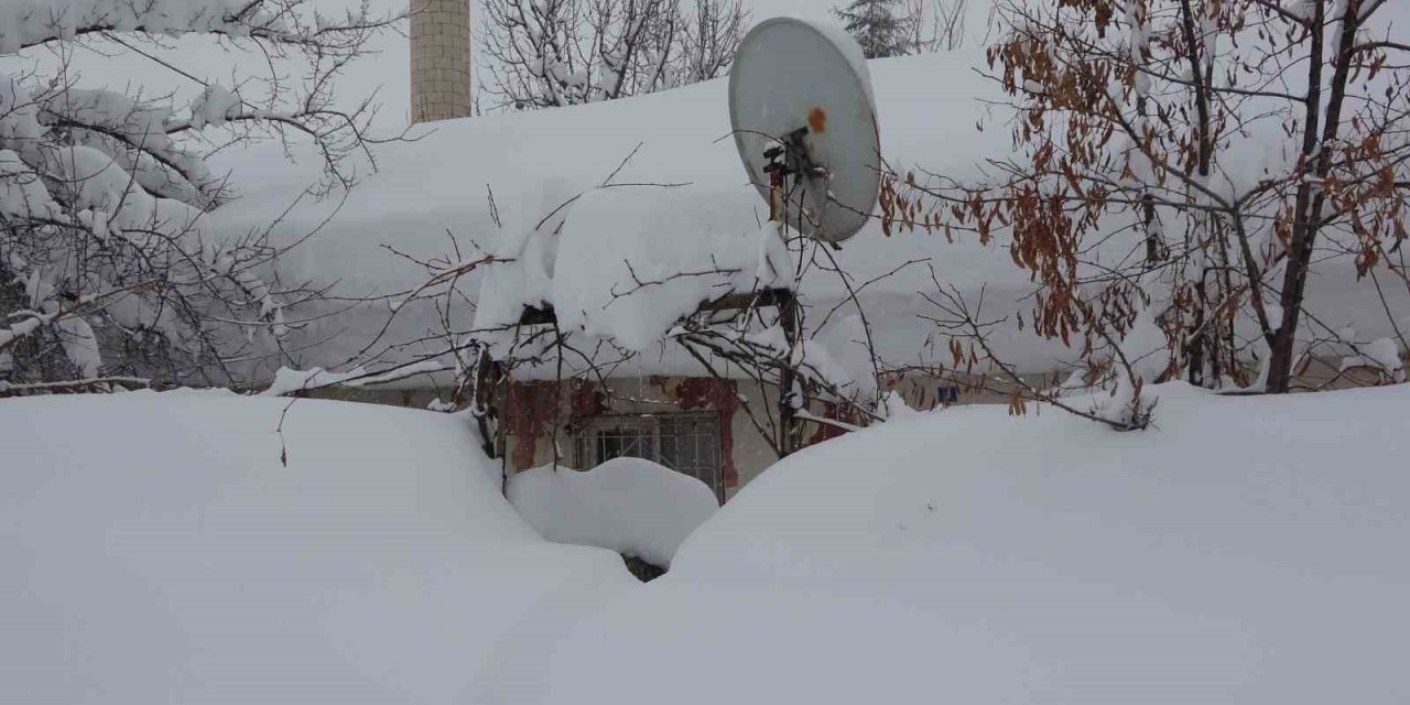 Bitlis’te tek katlı evler kardan kayboldu, 314 köy yolu ise ulaşıma kapandı