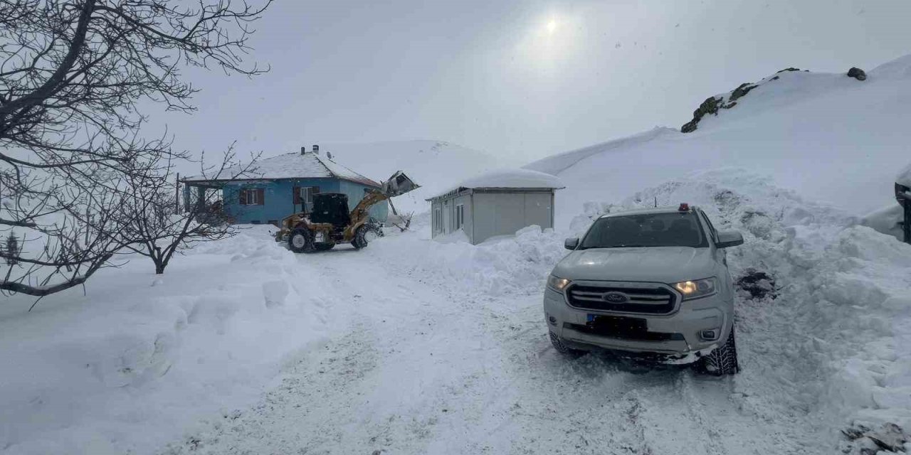Battalgazi Belediyesi ekipleri, sağlık çalışanlarını iş makinesiyle hastaya ulaştırdı