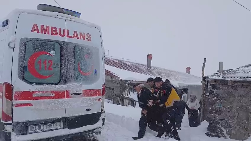 Kar nedeniyle evinde mahsur kalan hastayı ekipleri kurtardı
