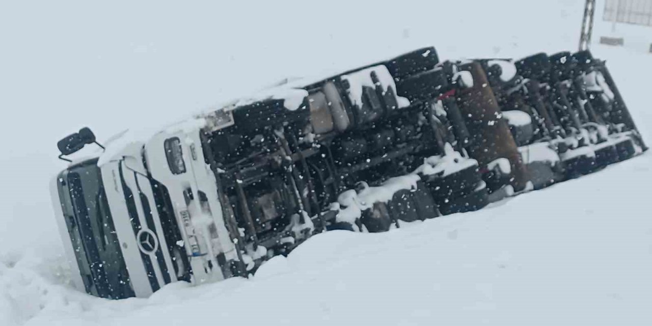 Bitlis-Tatvan yolunda maddi hasarlı tır kazası