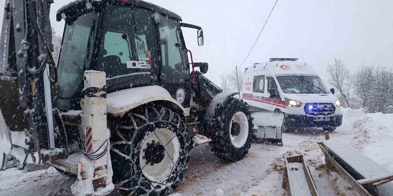 Karla kaplı yolda kalan ambulansı ekipler kurtardı