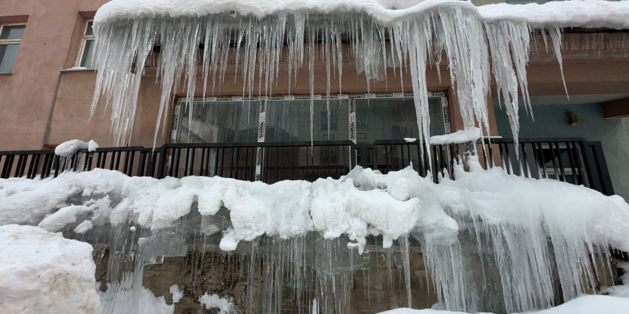 Yüksekova’da 3 metrelik buz sarkıtları oluştu