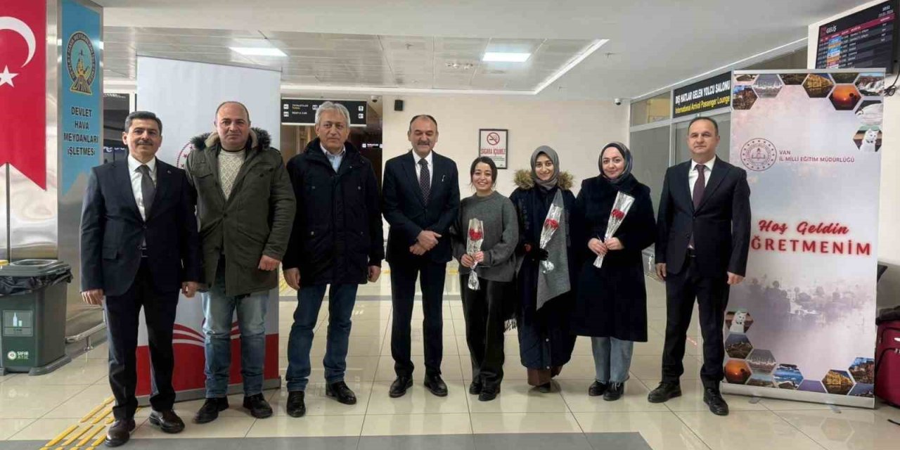 Van’a yeni atanan öğretmenler güllerle karşılandı