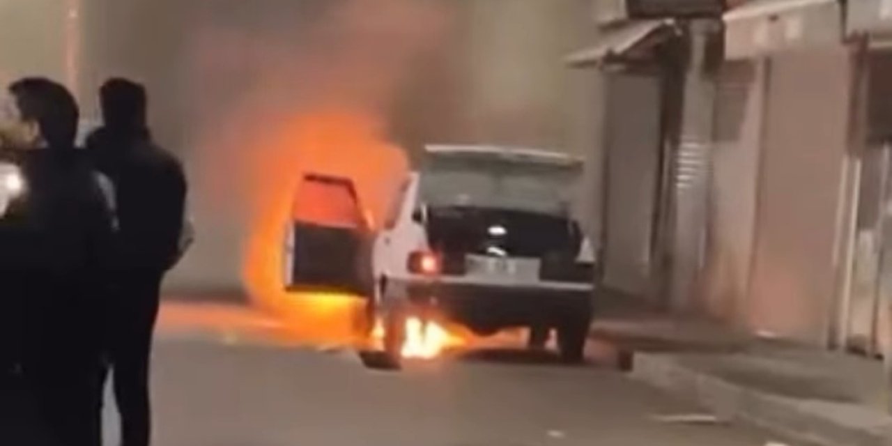 Park halindeki otomobil alev alev yandı