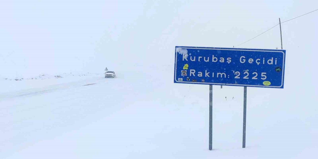 Kurubaş Geçidi’nde kar yağışı ve sis etkili oluyor