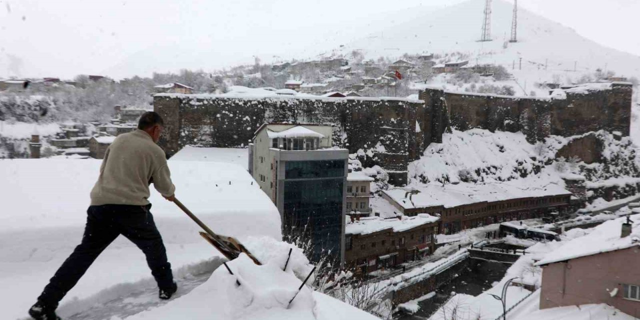Bitlis’te çatılarda kar küreme seferberliği