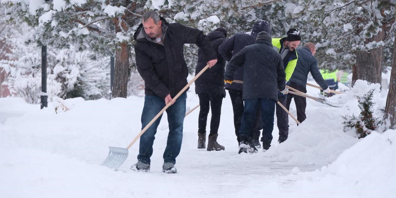 Erzincan kent merkezinde karla mücadele çalışmaları sürüyor