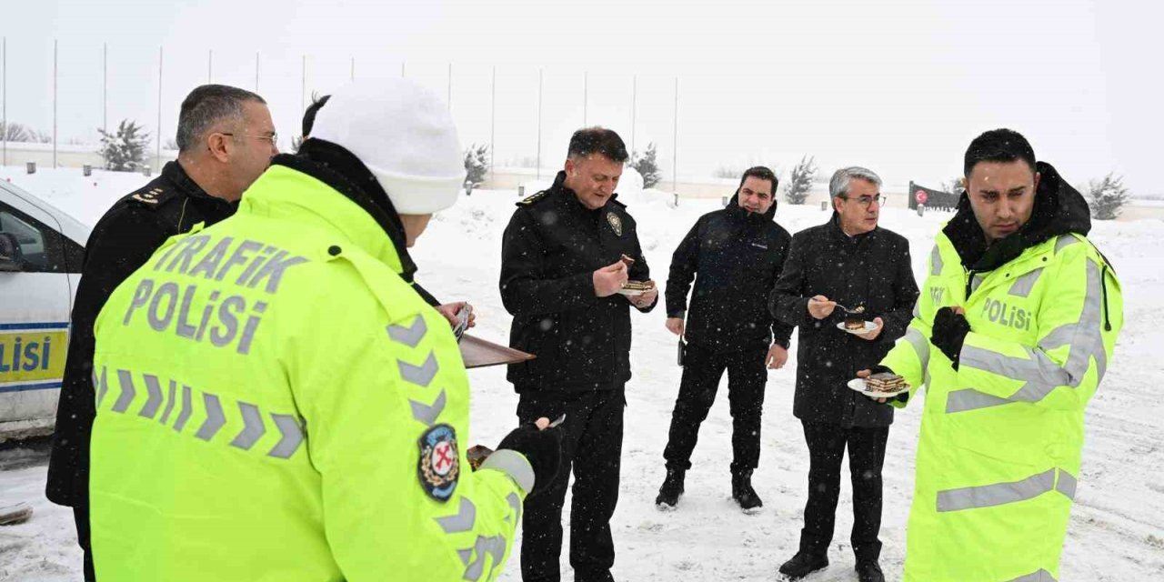 Erzincan Emniyet Müdürü Baybaba’dan kar mesaisindeki personele ziyaret