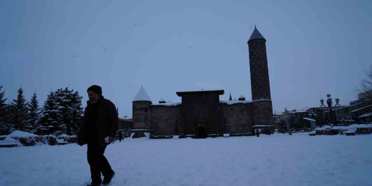 Erzurum’da 690 mahallenin yolu ulaşıma kapalı