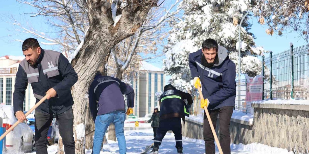 Başkan Sekmen: "Bin 200 personel ve 400 araçla karla mücadele ediyoruz"