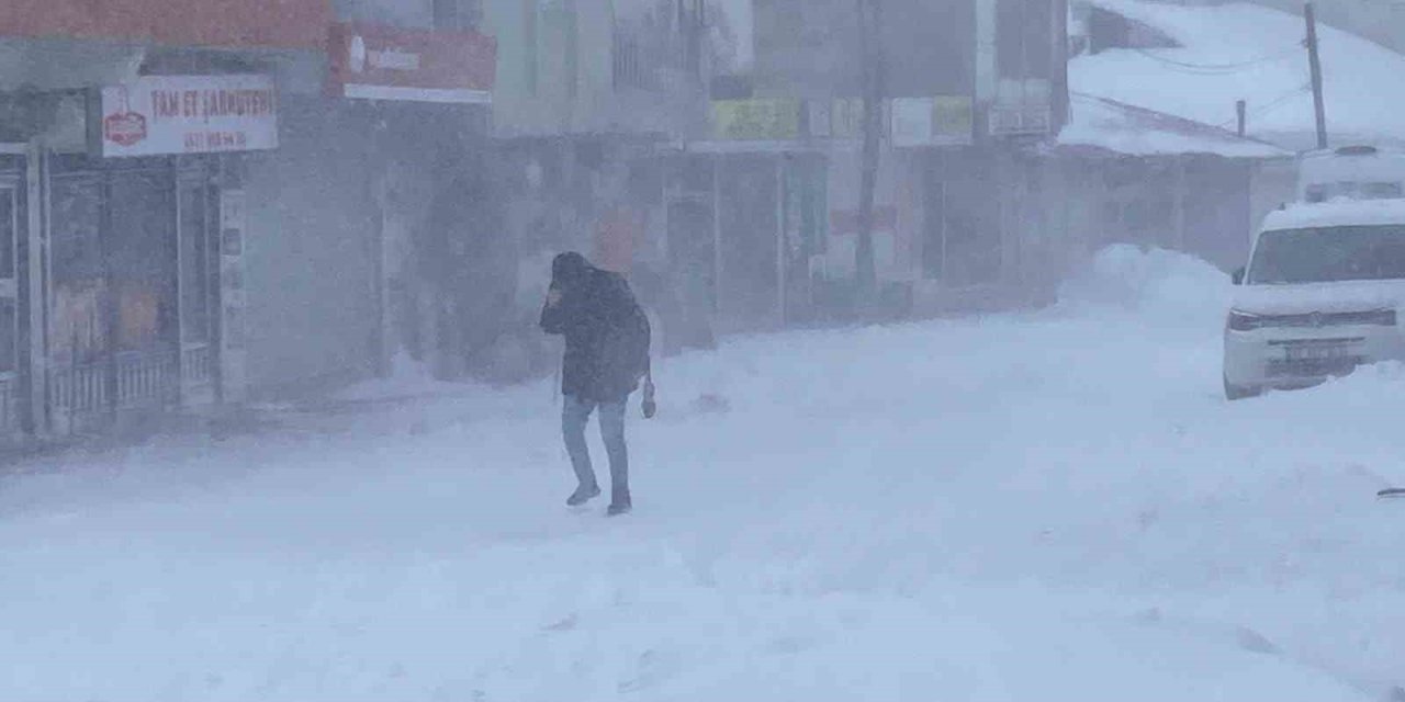 Karlıova’da tipi ve fırtına hayatı felç etti: Esnaf kepenk kapattı