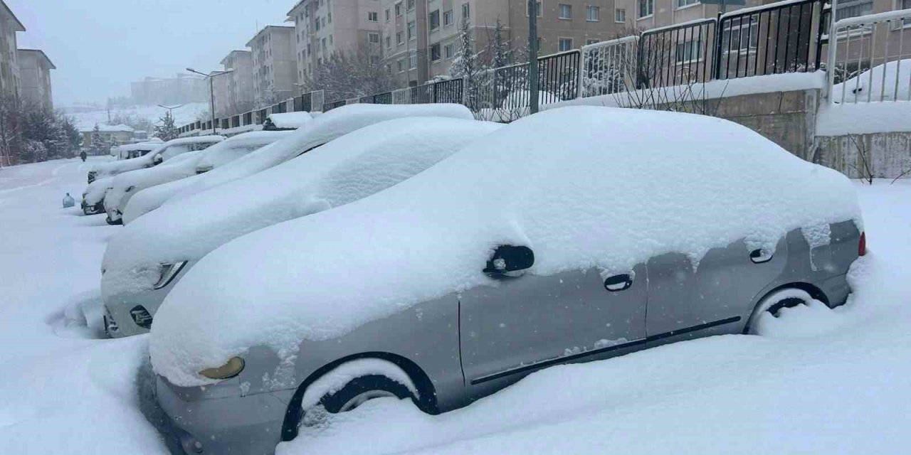 Van’da yoğun kar yağışı: 287 yerleşim yerine ulaşım sağlanamıyor