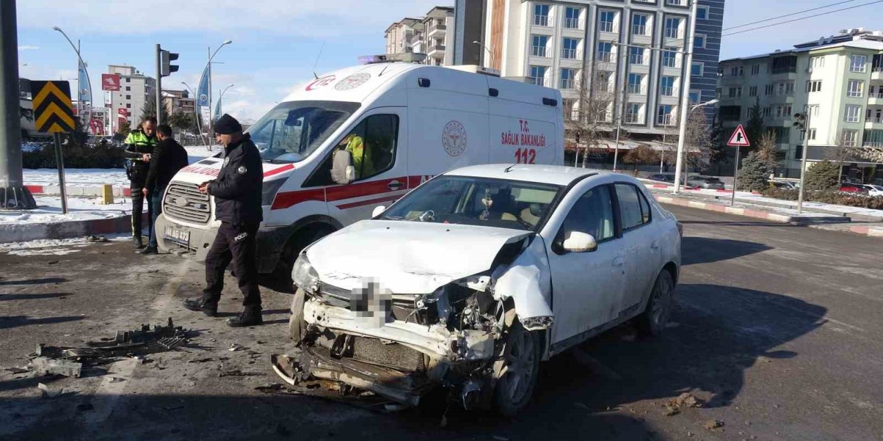 Malatya’da otomobiller çarpıştı: 2 yaralı