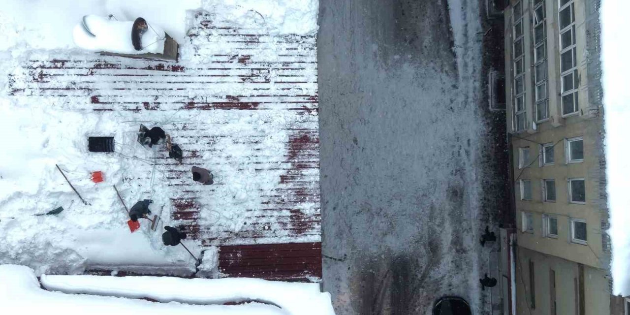 Muş’ta çatı temizleyen işçilerin zorlu mesaisi