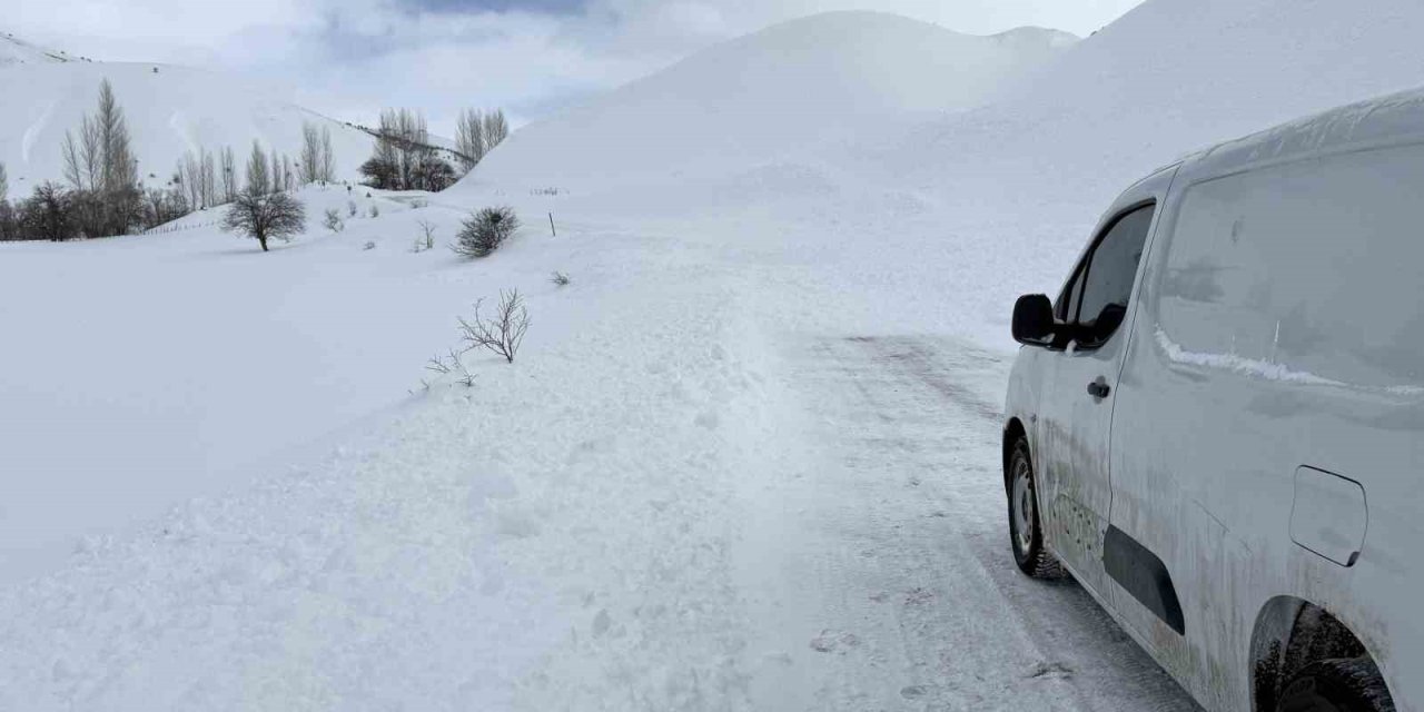Bingöl’de ilçe yoluna çığ düştü: Ekipler sevk edildi