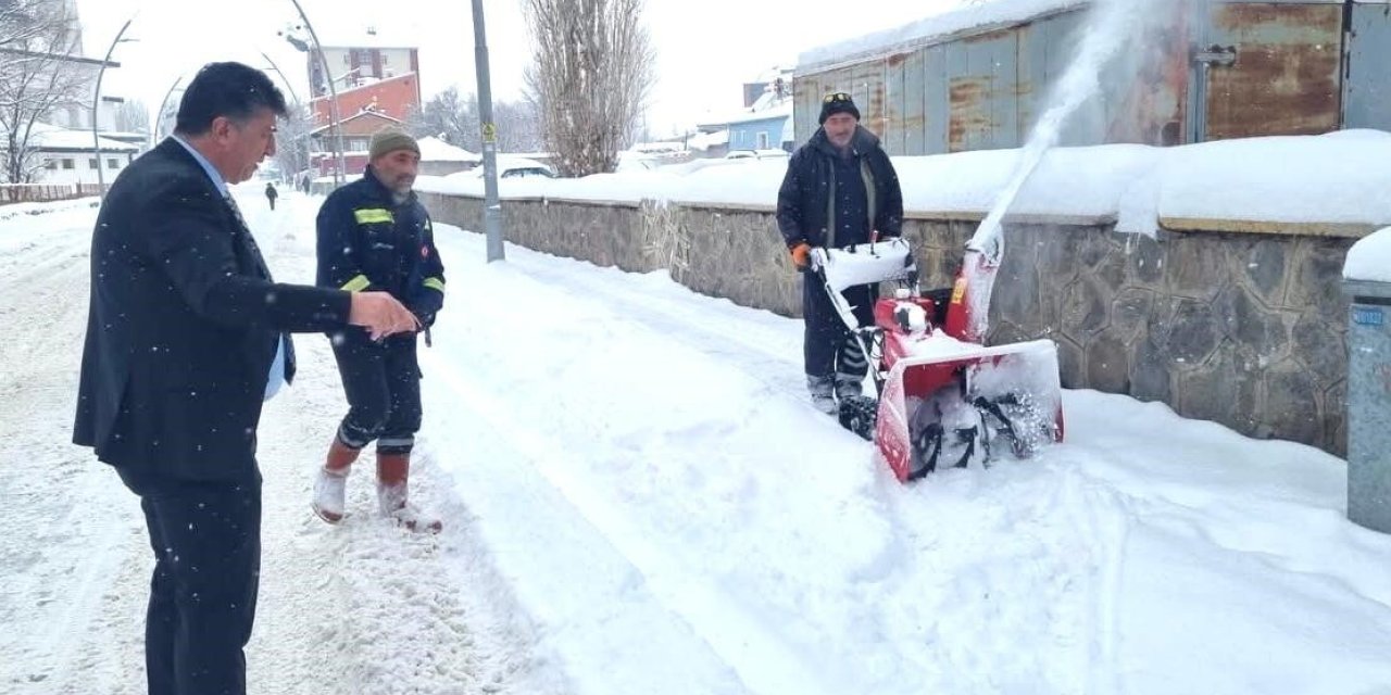 Pasinler’de karla mücadele sürüyor