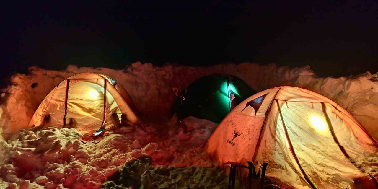 Yazın dalgalanan bayrak kışın buz kesti, o anlar görüntülendi