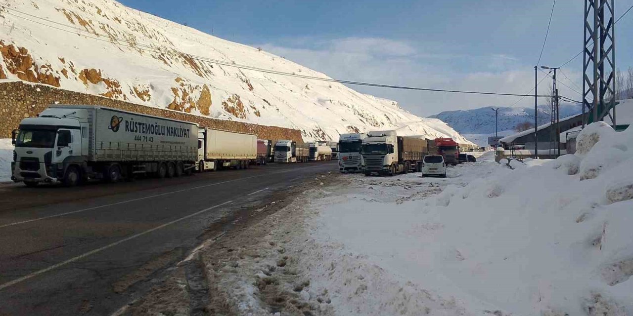 Bingöl-Erzurum kara yolu ağır tonajlı araç trafiğine kapatıldı: Kilometrelerce kuyruk oluştu