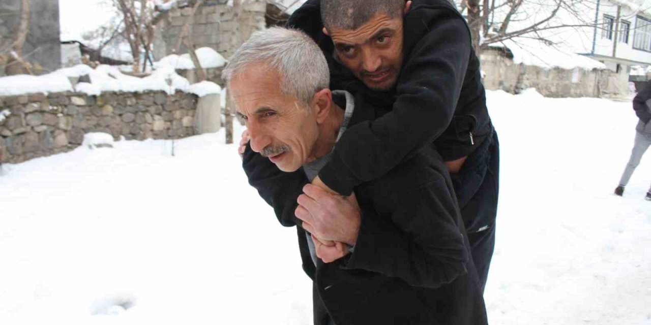 Annesinin mezarına gidebilmek için talep ettiği sandalyeye kavuştu