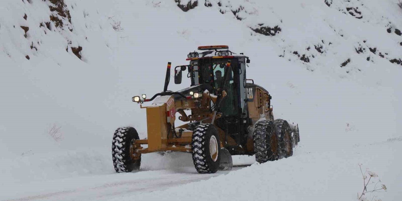 Oltu’da 65 mahalle yolunu ulaşıma açmak için çalışmalar sürüyor