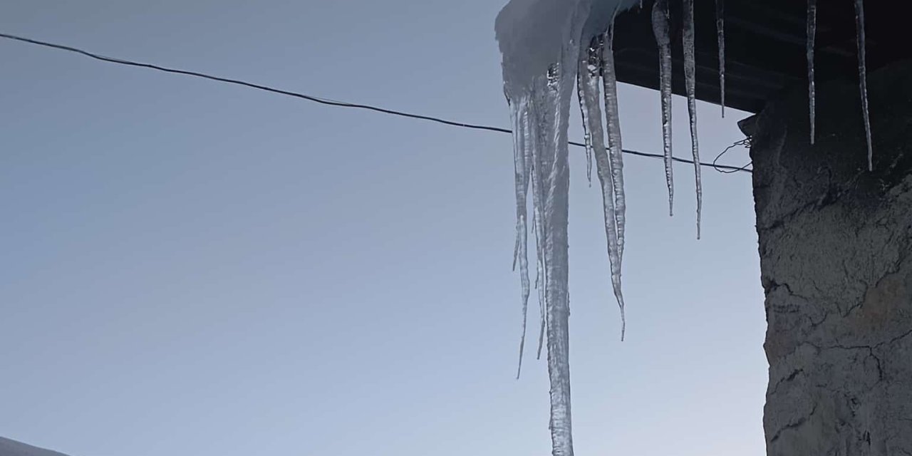 Malatya’da buz sarkıtları metreyle ölçüldü