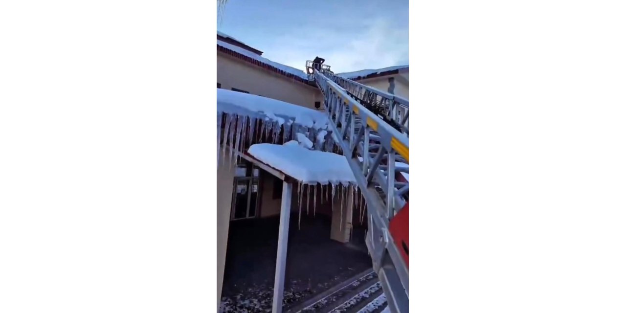 Patnos’ta buz sarkıtlarına Karşı sahada çalışmalarını sürdürüyor