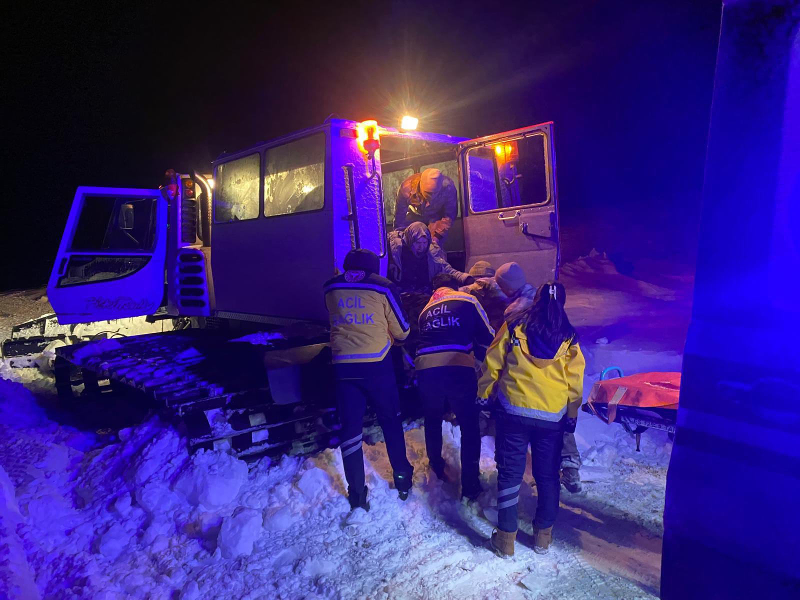 Mehmetçik'ten karla kaplı yollarda hayat kurtaran operasyon