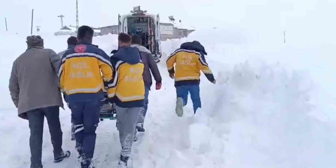 Ağrı’da karla kapanan köyde 4 saatlik mücadele, hastaya hayat yolu açtı