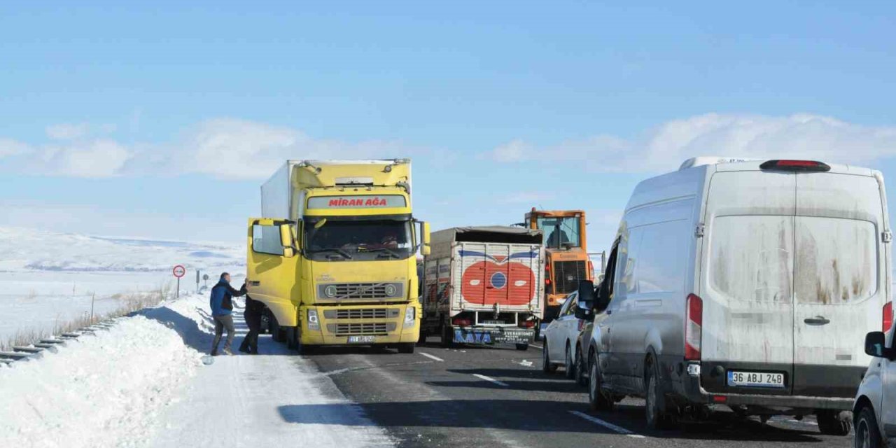 Kars’ta tırın kaymasıyla kapanan karayolu yeniden ulaşıma açıldı
