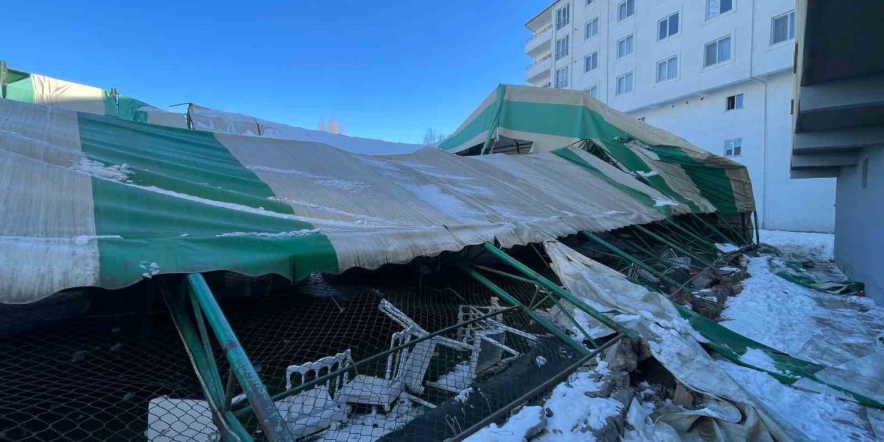 Iğdır’da düğün salonu olarak kullanılan halı saha çöktü