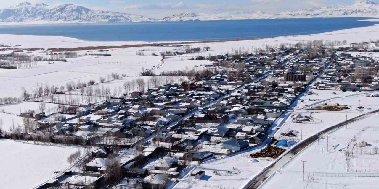 Van’da beyaz esaret görsel şölene dönüştü: Yerleşim yerleri beyaz gelinliğini giydi